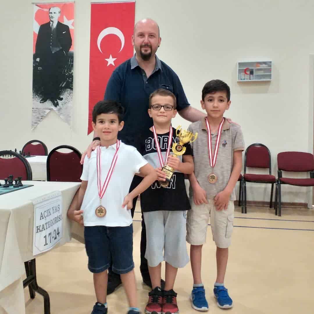 Satranç Turnuvası’nda namağlup kupa kazanan 1. Mustafaalp Güçtümer,  2. ile eşpuanlı 5. Mehmetalp Soysal öğrencilerimizi ve antrenörleri FA Onur Alacaba