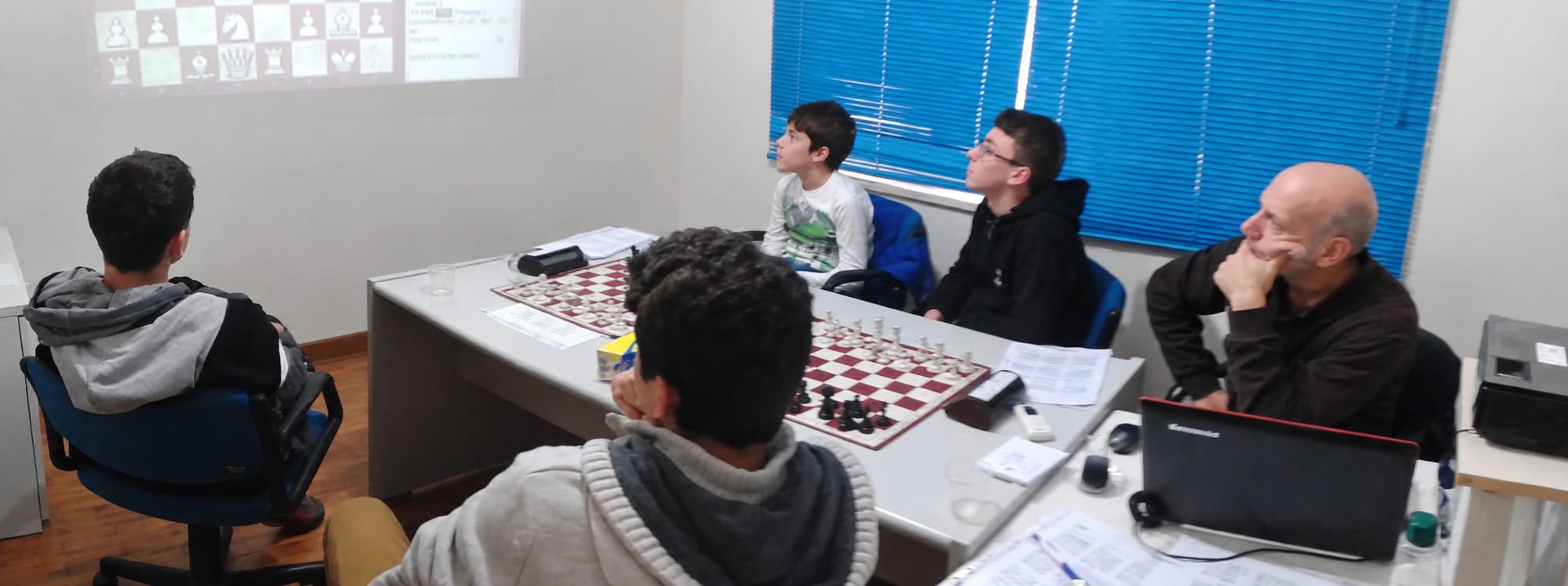 FM FT Can Yurtseven Antalya'da öğrencileriyle projeksiyon üzerinden satranç analizi yaparken