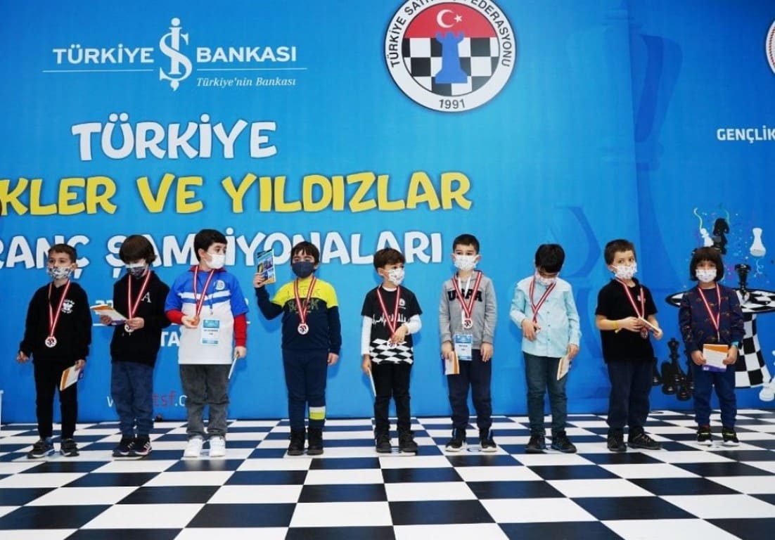 Tunç Kaplan ödül töreninde – Antalya Büyük Ustalar Satranç Kulübü sporcusu, antrenör FA Onur Alacaba