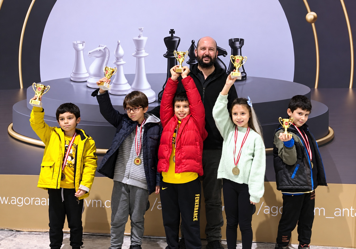 Antalya Satranç Turnuvası ödül töreninde kupaları ve madalyalarıyla Tunç Kaplan, İbrahim Refetoğlu, Mehmet Alp Soysal, Melis Yiğit, Ayaz Ali Karakuş ve antrenörleri FA Onur Alacaba