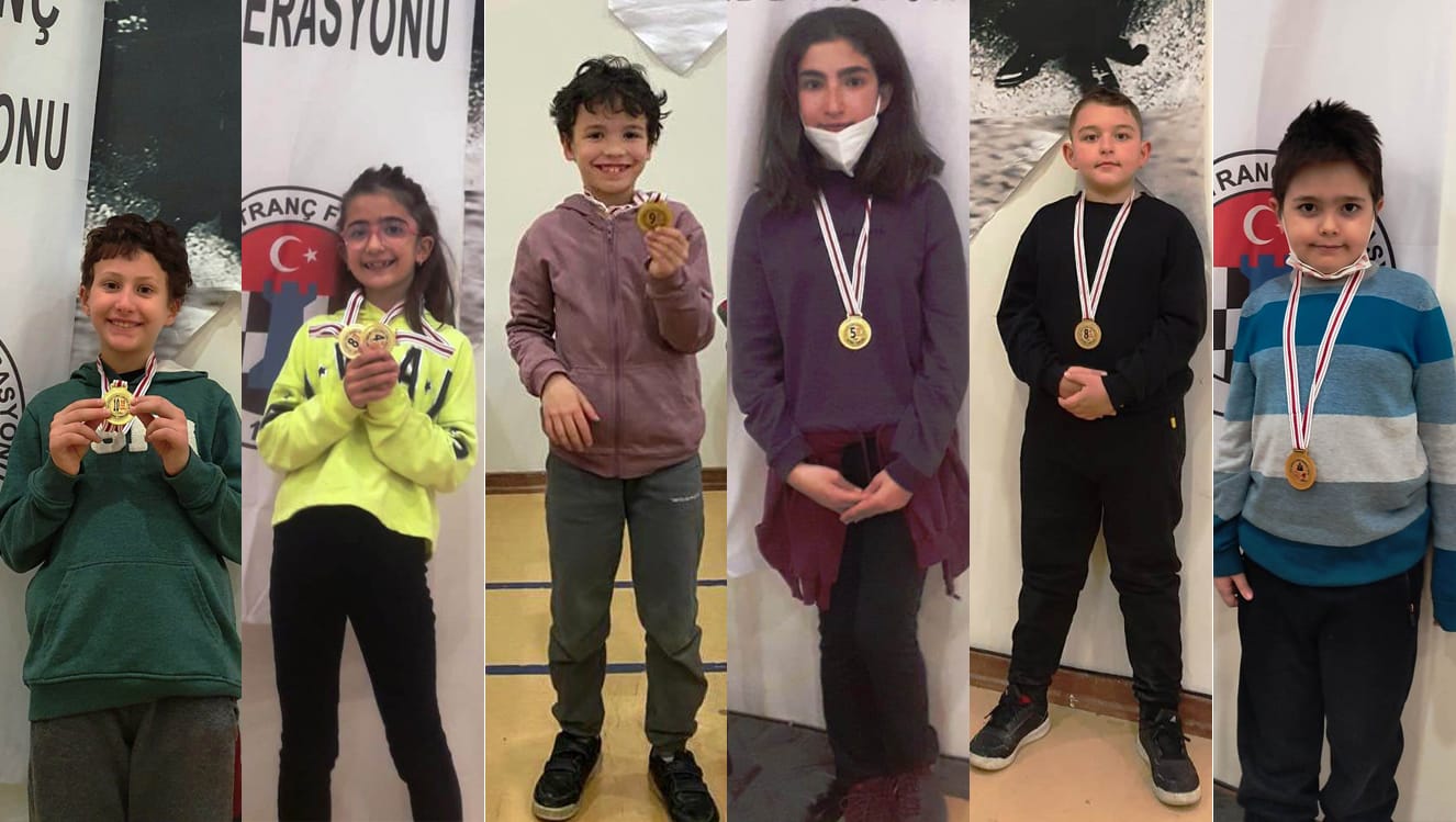 18 Mart Çanakkale Deniz Zaferi Satranç Turnuvası'nda Büyük Ustalar Satranç Kulübü sporcuları ve antrenör FA Onur Alacaba