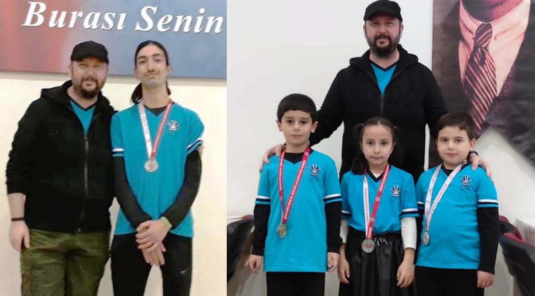 FA Onur Alacaba, öğrencileri Aybars Dönmez, Tunç Kaplan, Alihan Yılmaz ve Cemre Zeybekoğlu ile Antalya Küçükler & Yıldızlar İl Birinciliği Satranç Turnuvası'nda derece sonrası hatıra fotoğrafı.