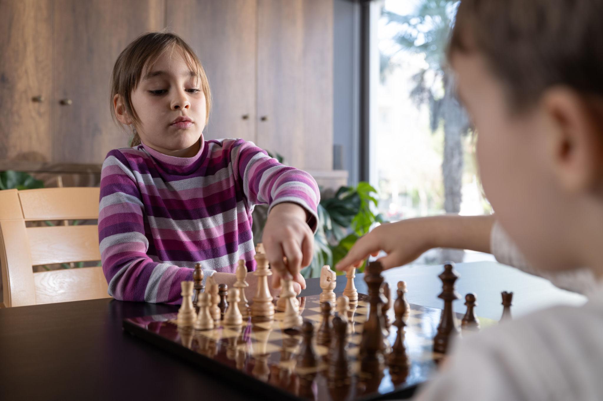 çocuklar satranç oynayarak stratejik düşünme becerilerini geliştiriyor