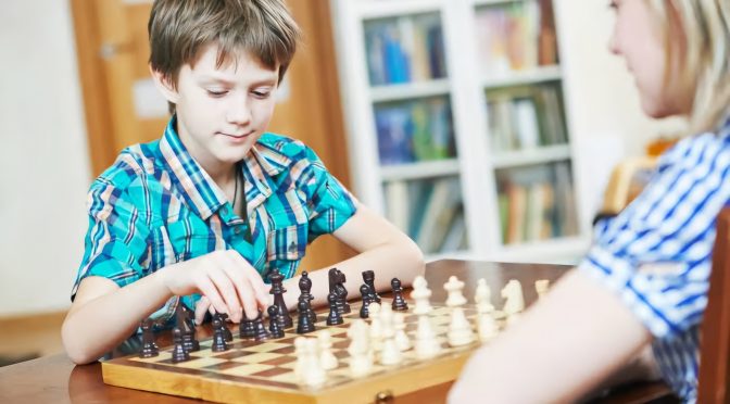 satrançta geçer piyon öğrenen çocuk satranç eğitimi