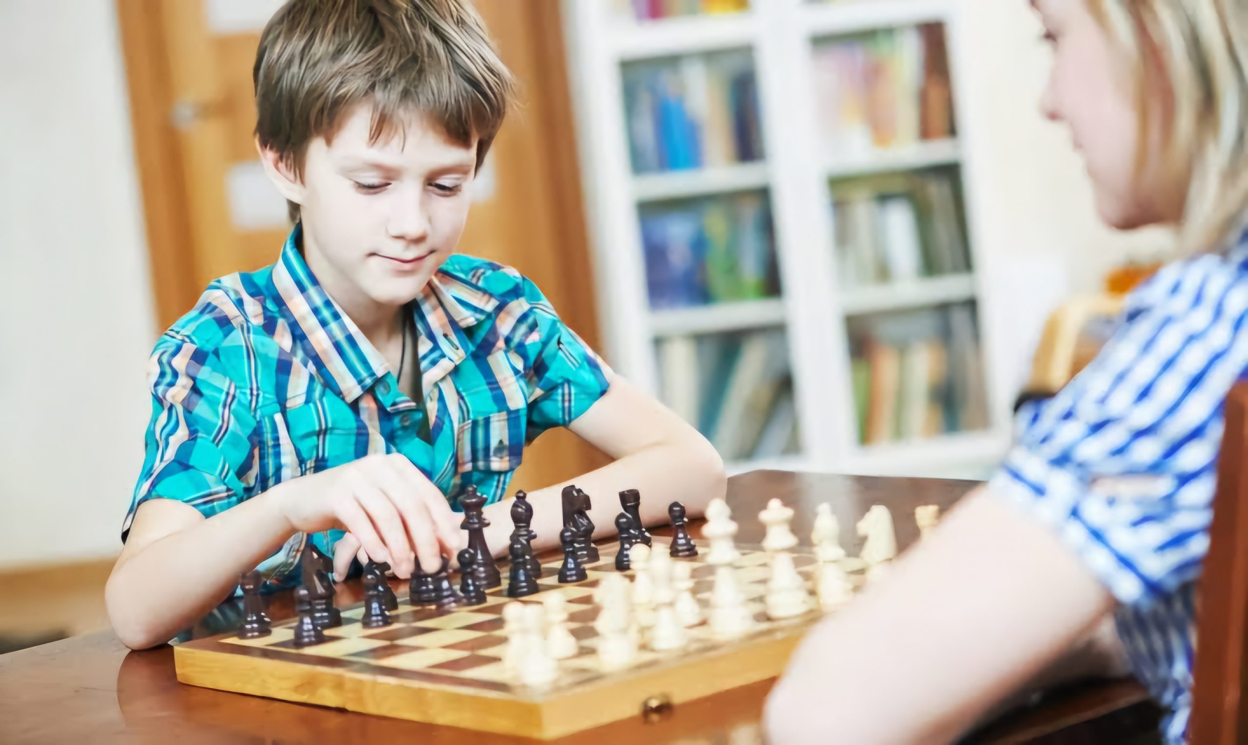satrançta geçer piyon öğrenen çocuk satranç eğitimi