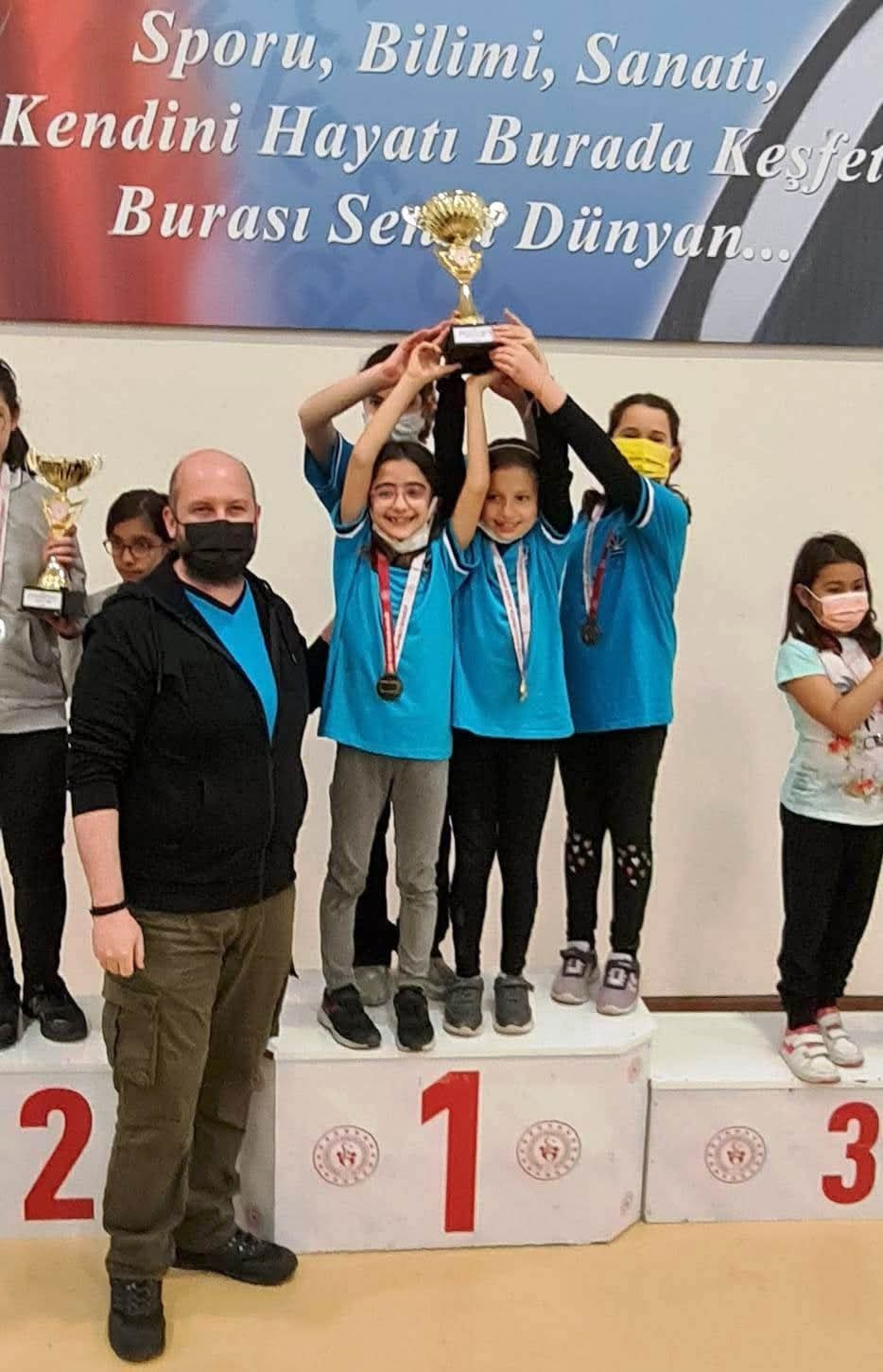 Antalya satranç turnuvasında kupa kazanan çocuk sporcular ve antrenör