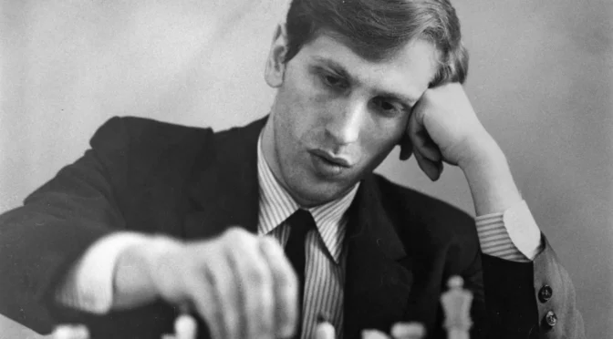 Bobby Fischer satranç tahtasında hamle düşünürken