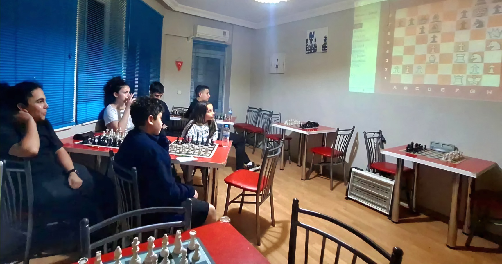 Antalya yaz kursu kapsamında satranç eğitimi alan öğrenciler ve analiz çalışması
