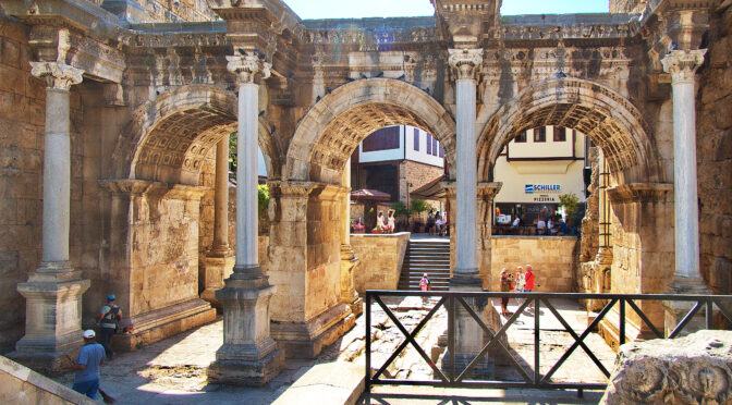 Attalia Antalya antik kentleri arasında yer alan Hadrian Kapısı ve Kaleiçi görünümü