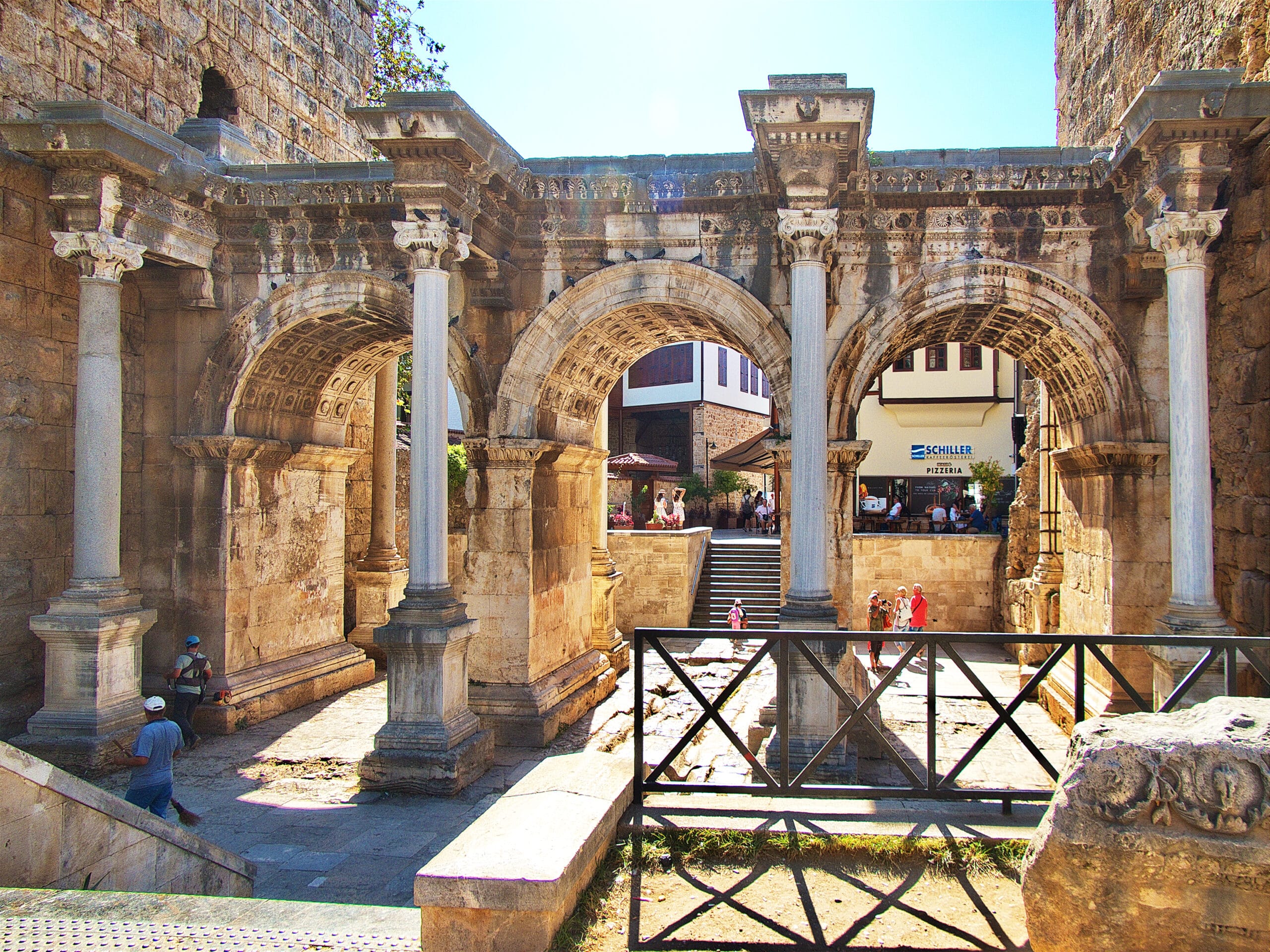 Attalia Antalya antik kentleri arasında yer alan Hadrian Kapısı ve Kaleiçi görünümü