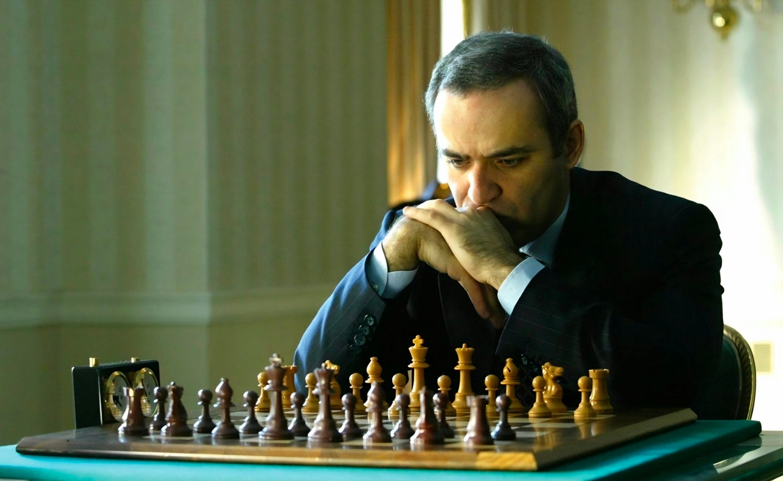 Büyük usta gibi düşün yaklaşımını yansıtan satranç oyuncusu GM Garry Kasparov analiz yaparken