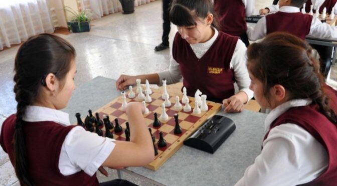 LGS hazırlığında satranç oynayan ve ders çalışan öğrenci