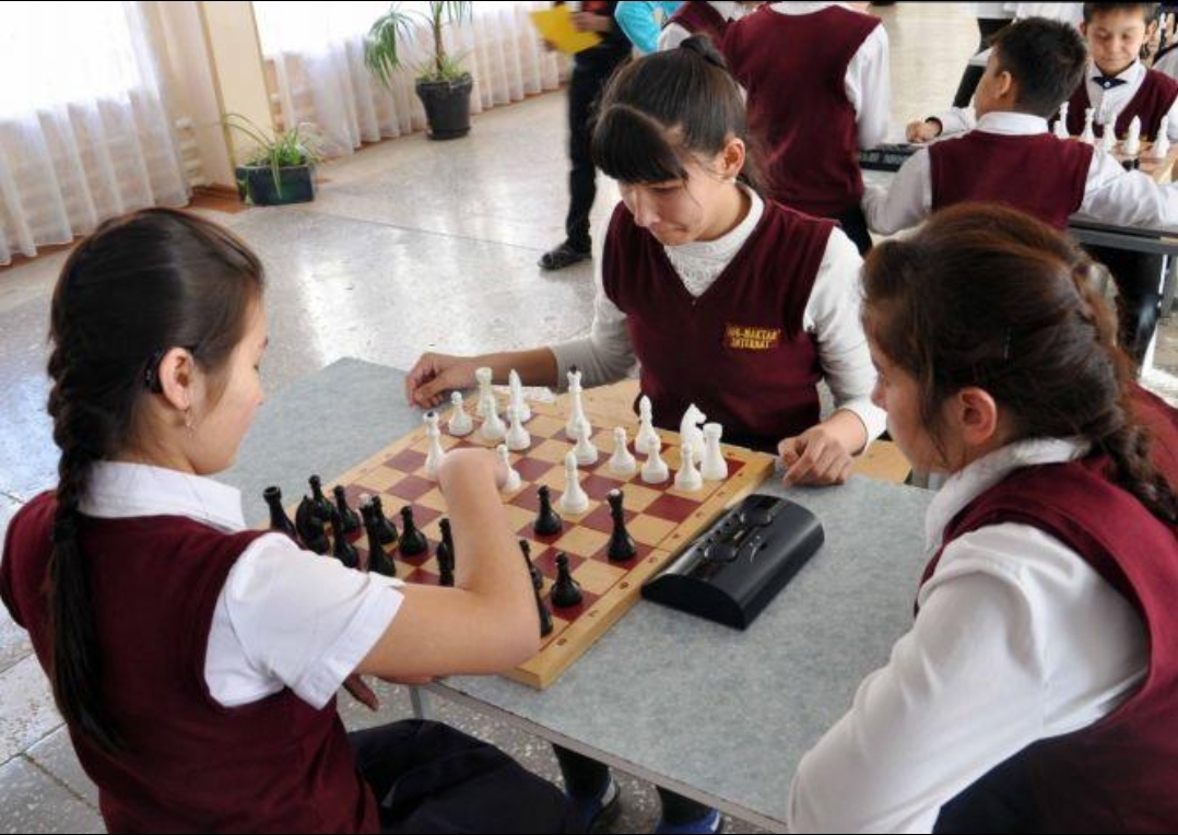 LGS hazırlığında satranç oynayan ve ders çalışan öğrenci