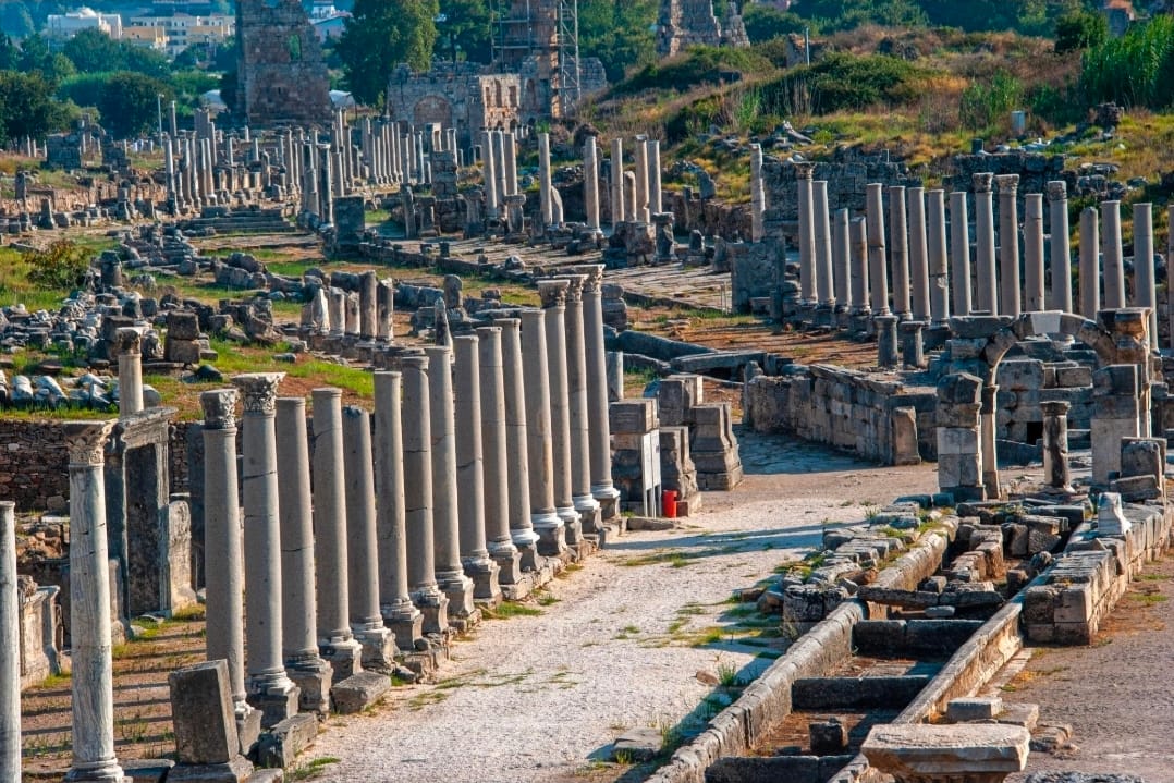 Antalya antik kentleri arasında bulunan Perge Antik Kenti sütunlu caddesi