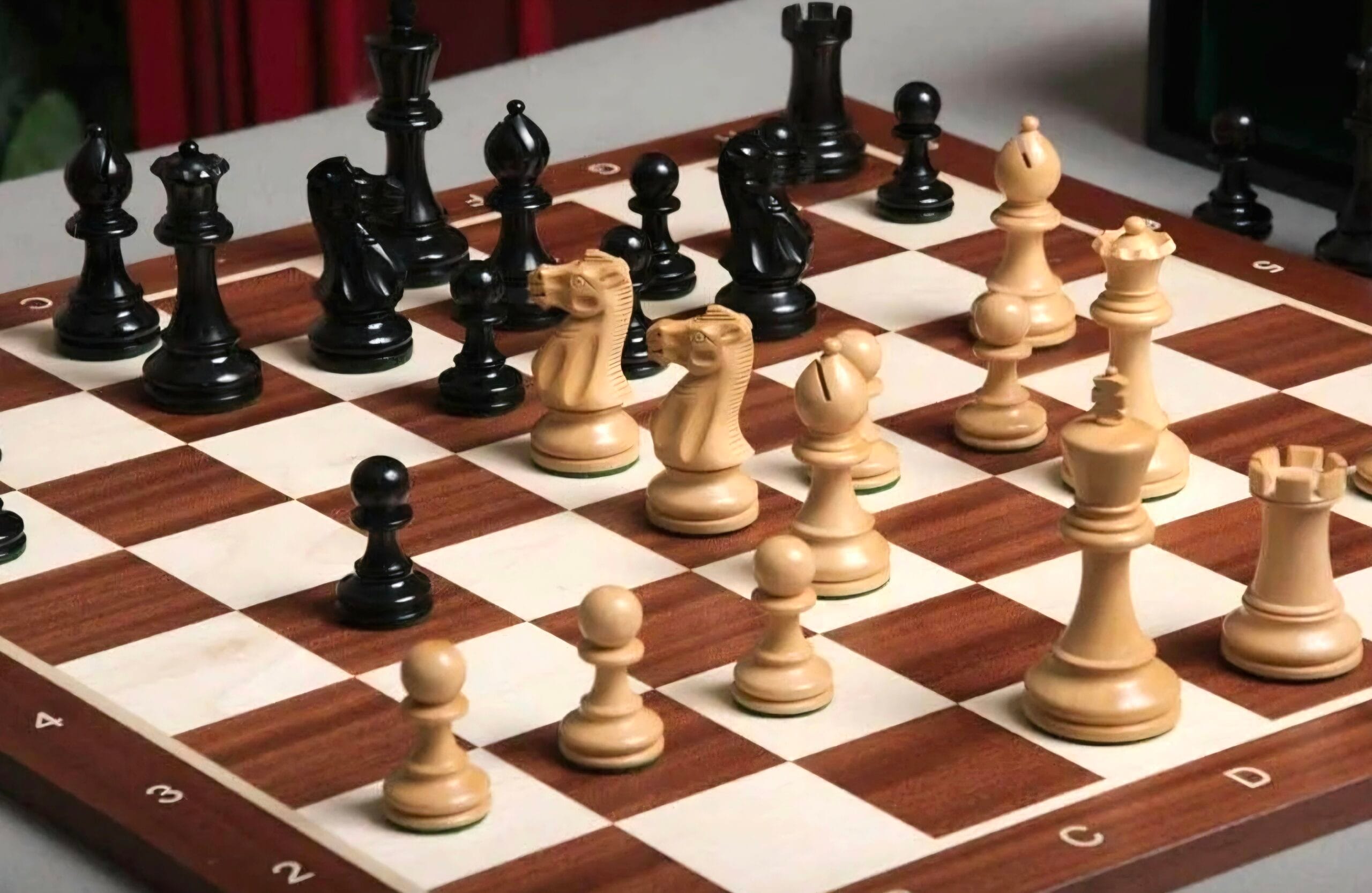 Satrançta karşı oyun örneği gösteren stratejik oyun ortası pozisyonu