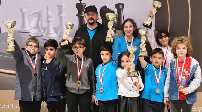 Ученики и тренер Grandmasters Chess Club — шахматный клуб в Анталии после турнира