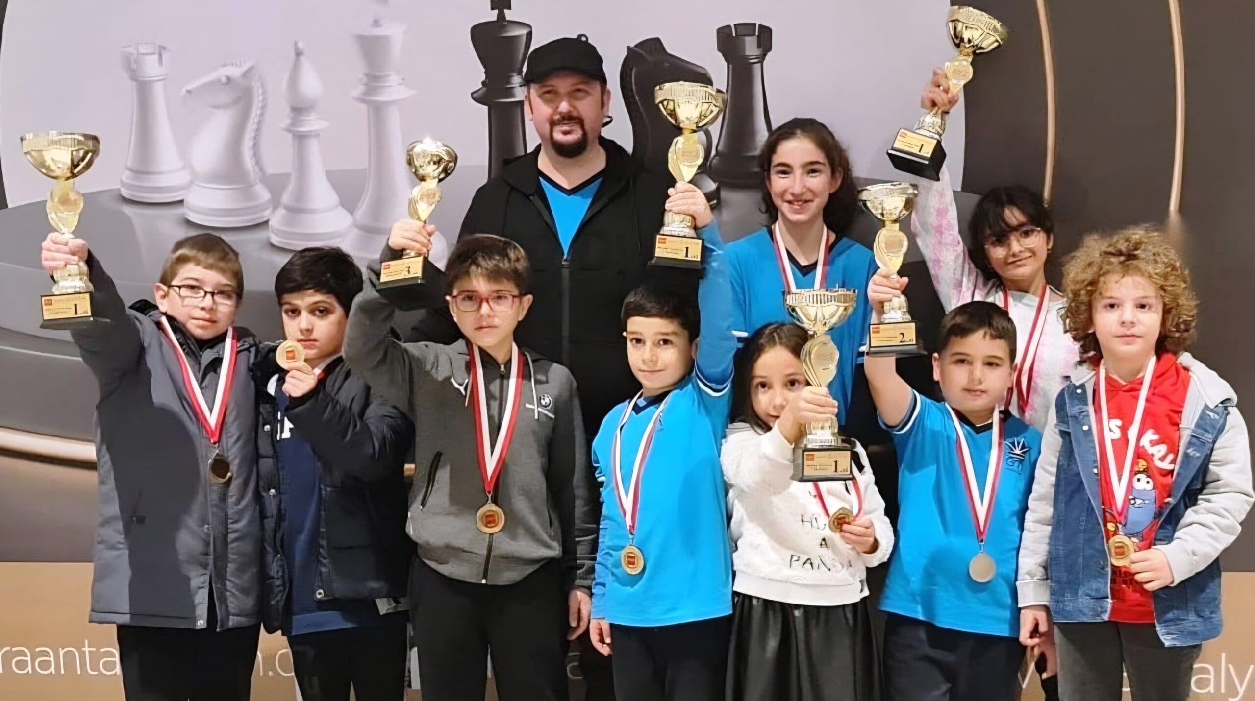 Ученики и тренер Grandmasters Chess Club — шахматный клуб в Анталии после турнира