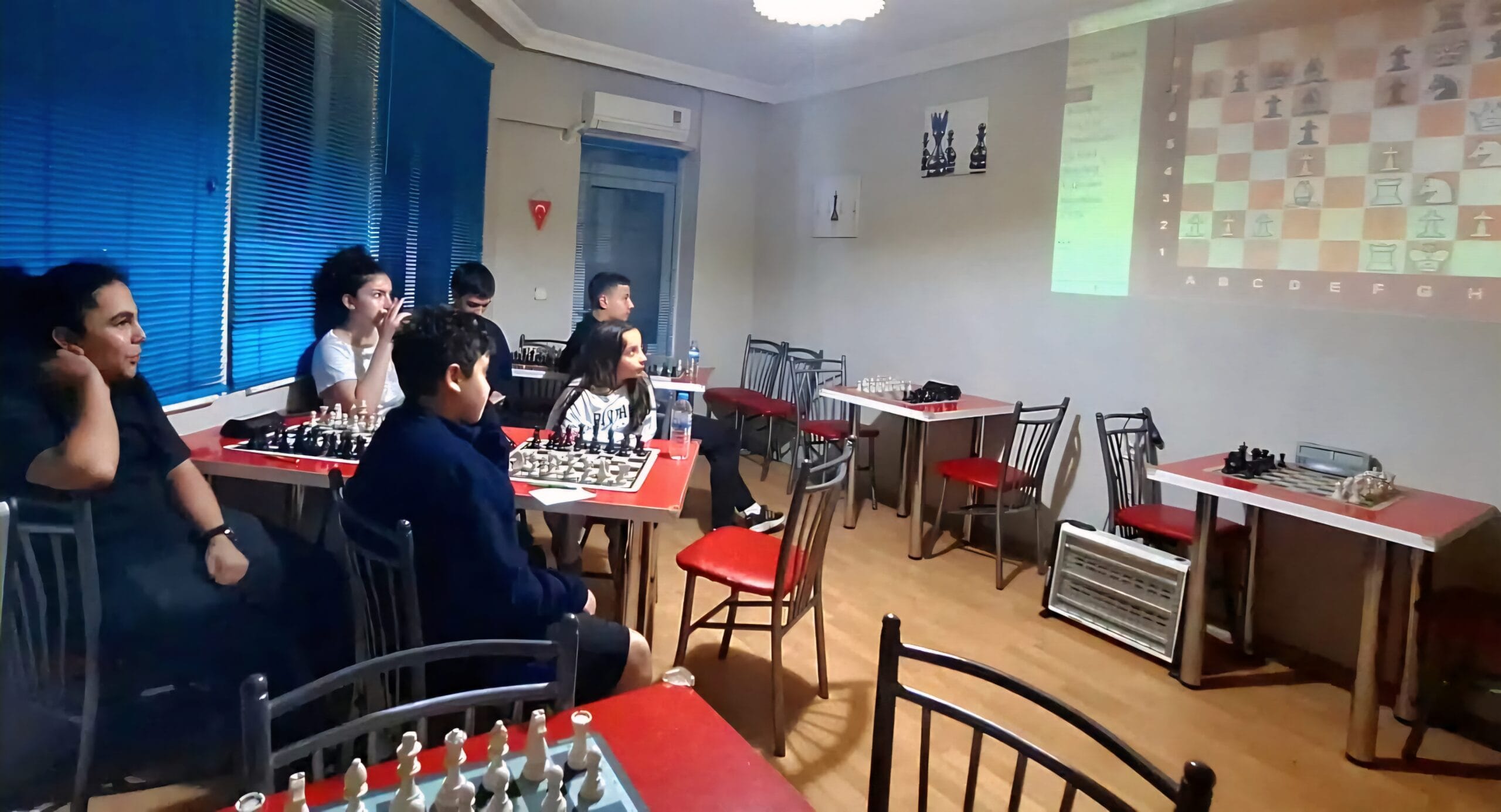 Шахматный клуб в Анталии: ученики на очном занятии по шахматам в Шахматный клуб гроссмейстеров