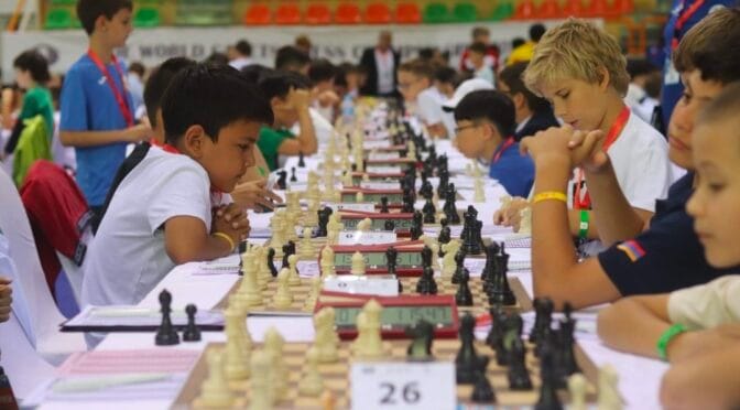 Satrançta geri kalmış piyon stratejisi çalışan çocuklar – Antalya Satranç