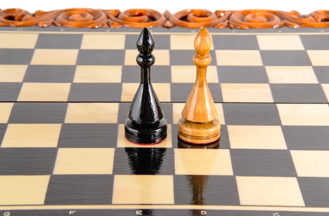 Satrançta iyi fil ve kötü fil stratejisini temsil eden fil taşları